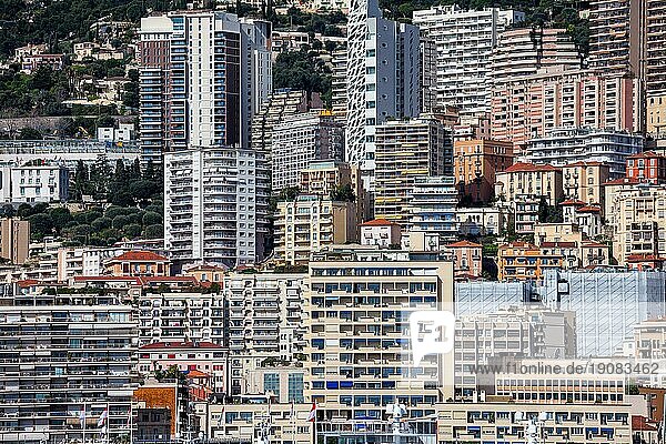 Fürstentum Monaco  dicht besiedelter städtischer Hintergrund mit Wohnhäusern  Türmen  Wohnblocks