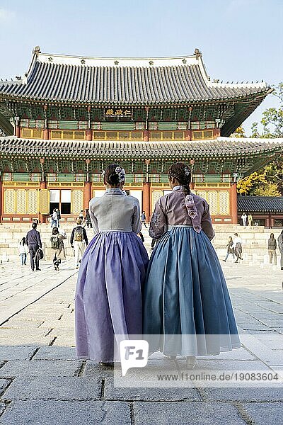 Junge Frauen in traditionellen Hanbok vor der Audienzhalle Injeongjeon Hall  mit Touristen  Changdeokgung Palace  Jongno-gu  Seoul