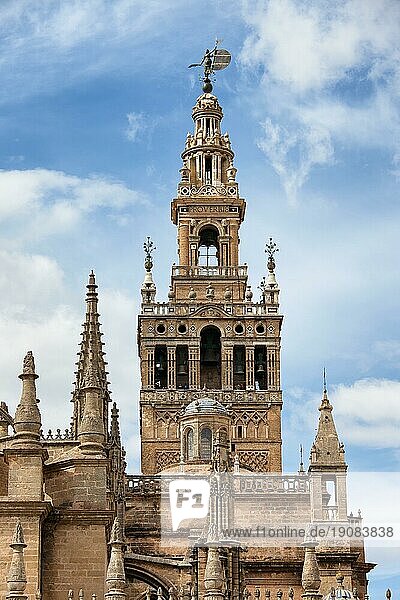 Gotik und Renaissance in der Kathedrale von Sevilla mit dem Glockenturm La Giralda in Spanien  Region Andalusien
