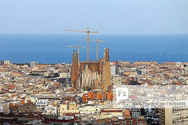 Die Stadt Barcelona von oben bei Sonnenuntergang in Katalonien  Spanien  Europa