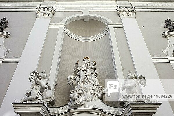 Religiöse Skulpturen an der Außenseite der Kirche St. Michael aus dem 18. Jahrhundert in Budapest  Ungarn  Europa