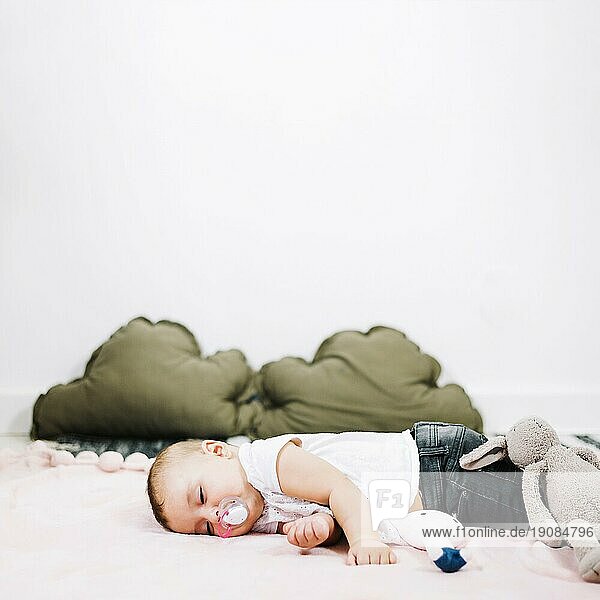 Niedliches Baby schläft friedlich Kinderzimmer Boden
