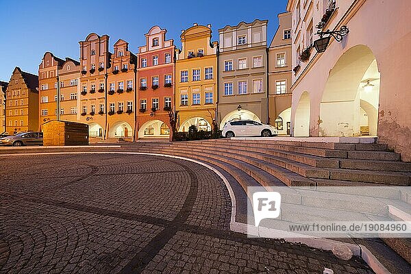 Stadt Jelenia Gora in Polen  Marktplatz der Altstadt mit giebelständigen historischen Mietshäusern bei Nacht  Woiwodschaft Niederschlesien
