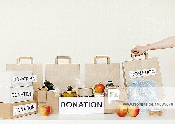 Vorderansicht Spendenboxen Säcke mit Lebensmitteln