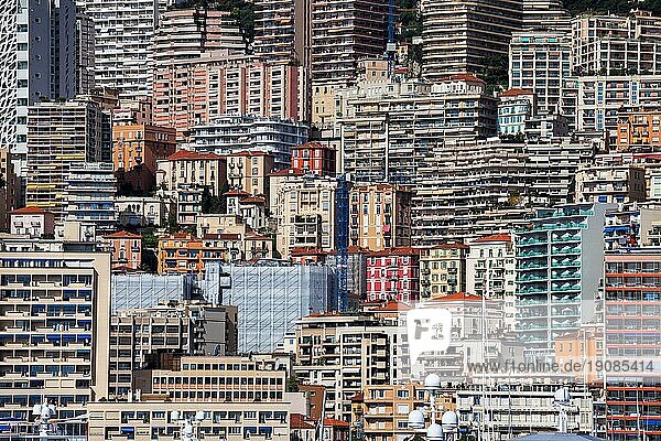 Fürstentum Monaco Stadtbild  dicht besiedelte städtische Kulisse am Berghang mit Häusern  Wohnhäusern  Türmen  Wohnblocks