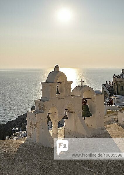 Glockenturm und Meer bei Sonnenuntergang  Ia  Oia  Santorin  Griechenland  Europa