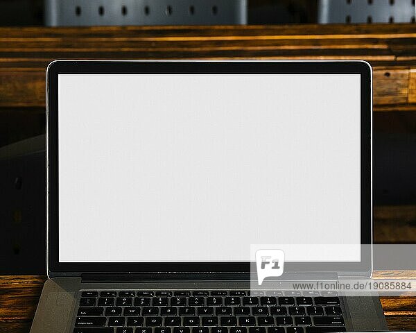 Close up modernen Laptop mit weißen leeren Bildschirm
