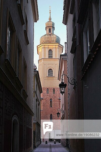 Blick durch die enge Gasse in der Altstadt auf den Glockenturm der St. Martinskirche in Warschau  Polen  Europa