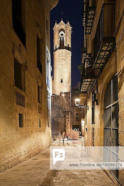 Glockenturm der Königlichen Kapelle St. Agatha bei Nacht im Gotischen Viertel (Barri Gotic) von Barcelona in Katalonien  Spanien  Europa