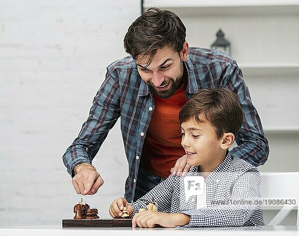 Vater lehrt Sohn Schach spielen