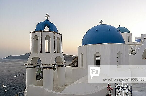 Weiße Kirchen mit blauer Kuppel  Agios Spiridonas  St. Spyridon) und Kirche des Anastasis  Auferstehung  Ia  Oia  Santorin  Griechenland  Europa
