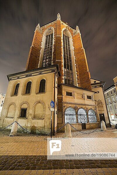 Basilika St. Maria (Mariacki Kirche) (Bazylika Mariacka) Rückansicht bei Nacht in Krakau  Polen  Europa