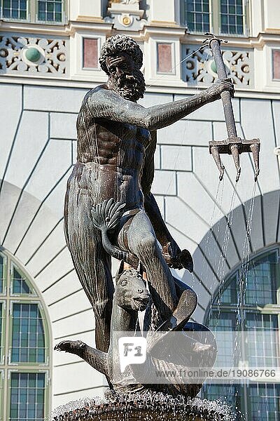 Neptunbrunnen  Bronzestatue des römischen Meeresgottes in der Altstadt von Gdansk  Polen  Europa