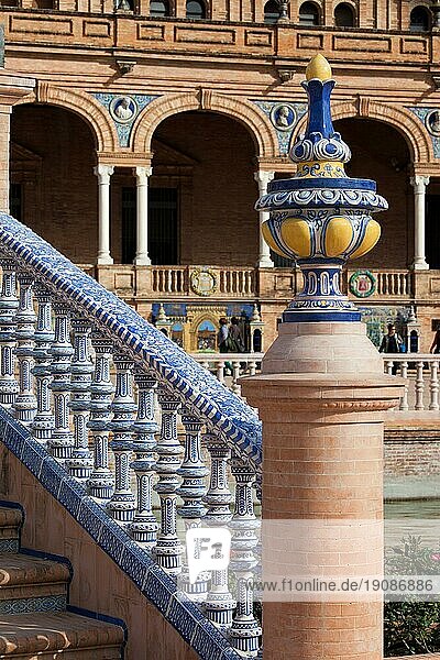 Bemalter  glasierter Schlussstein und Brückengeländer  Azulejokeramikfliesen auf der Plaza de Espana  Sevilla  Spanien  Europa
