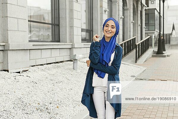 Schönes Mädchen mit Hidschab lächelnd im Freien