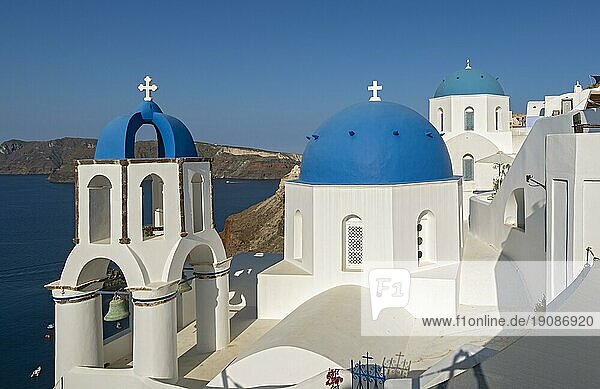 Weiße Kirchen mit blauer Kuppel  Agios Spiridonas  St. Spyridon  und Kirche Anastasis  Auferstehung  Ia  Oia  Santorin  Griechenland  Europa