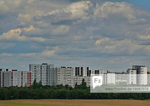 Blick aus südlicher Richtung auf Wohngebäude der Großsiedlung Gropiusstadt  Bezirk Neukölln  Berlin  Deutschland  Europa