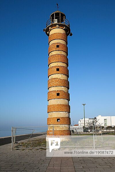 Gefälschter Leuchtturm von Belem in Lissabon  Portugal. 20 m (66 ft) hoher zylindrischer Betonturm mit offener Laterne und Galerie
