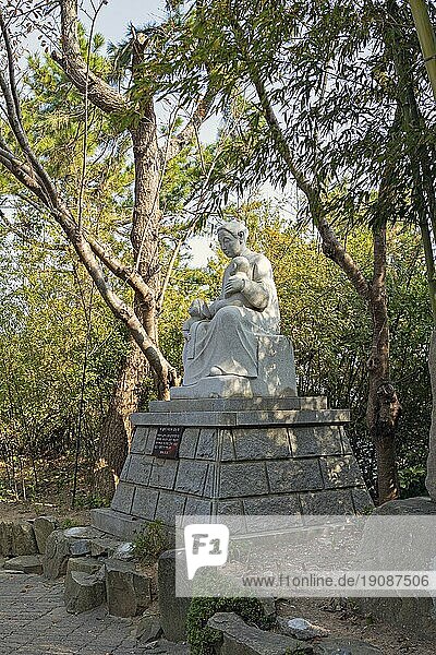 Statue of mother and child  Figur aus Stein  Haedong Yonggungsa Temple  Busan  Provinz Gyeongsangnam-do