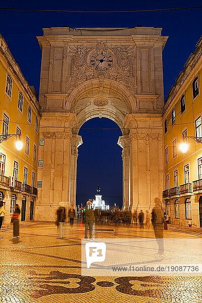 Rua Augusta Bogen und Straße bei Nacht in Lissabon  Portugal  Europa