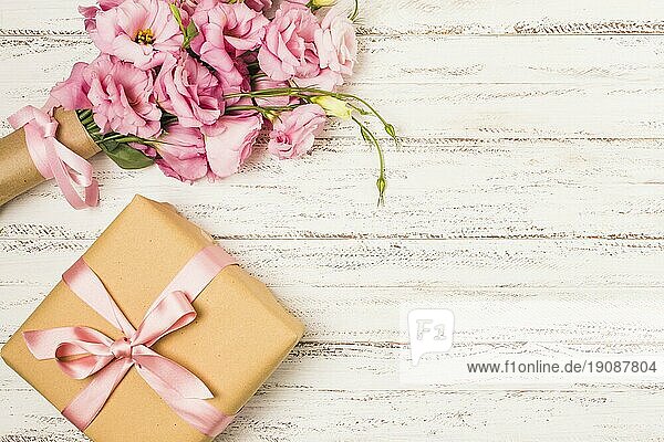 Wrapped rosa eustoma Blume Geschenkbox weiß alten Tisch