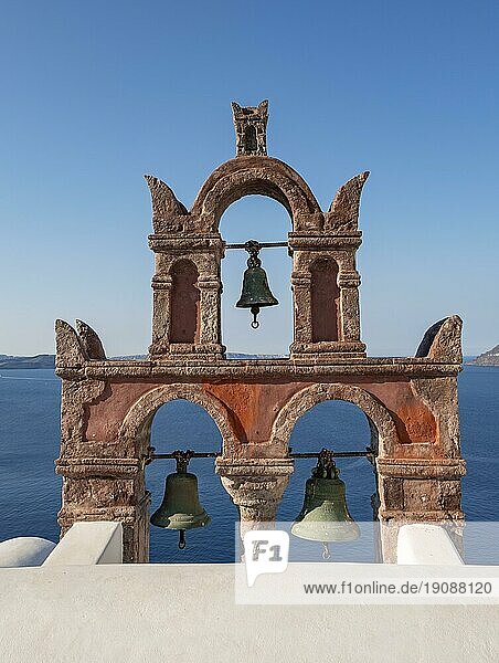 Alter Glockenturm mit Blick auf das blaue Meer  Ia  Oia  Santorin  Griechenland  Europa