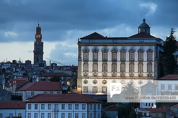 Bischofspalast und Glockenturm der Clerigos Kirche in der Abenddämmerung in Porto  Portugal  Europa