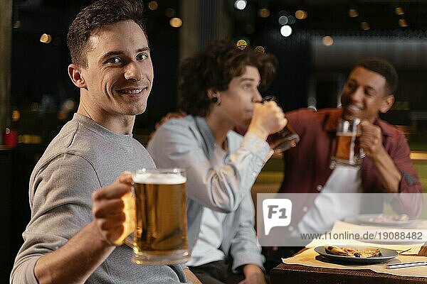 Mittlere Einstellung Männer trinken Bier
