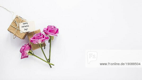 Rosen mit Geschenken glückliche Mütter Tag Inschrift