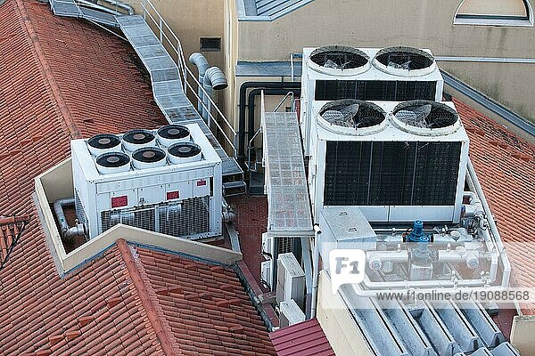Klimatisierungssysteme auf dem Dach eines Gebäudes