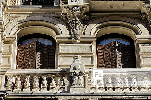 Altes Wohnhaus mit Balkon und Bogenfenstern in Madrid  Spanien  Europa
