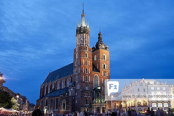 Die Basilika St. Maria (Mariacki Kirche) bei Nacht in der Altstadt von Krakau in Polen