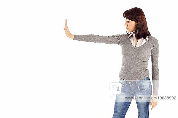 Junge attraktive Frau mit Stoppgeste vor weißem Hintergrund