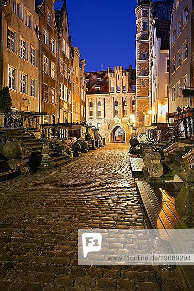 Mariacka Straße bei Nacht in der Stadt Danzig in Polen  historische Bürgerhäuser in der Altstadt