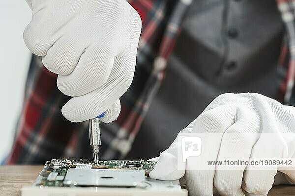 Techniker repariert Computermotherboard mit Schraubenzieher