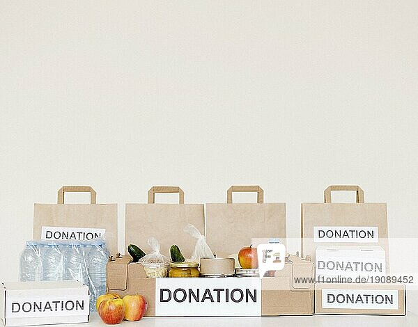 Vorderansicht Spendenboxen Taschen mit Kopierraum