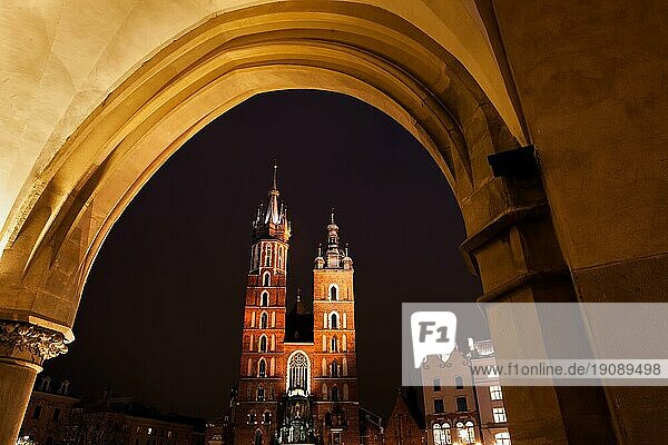 St. Mary?s Basilica bei Nacht in Krakau  Polen  eingerahmt vom Bogen der Tuchhallenarkade  Europa