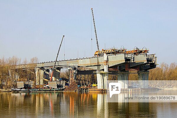 Baustelle der Nordbrücke in Warschau  Polen. Die Brücke wird aus drei parallelen Brücken bestehen  zwei für Fahrzeuge und eine für Straßenbahnen  Fahrräder und Fußgänger