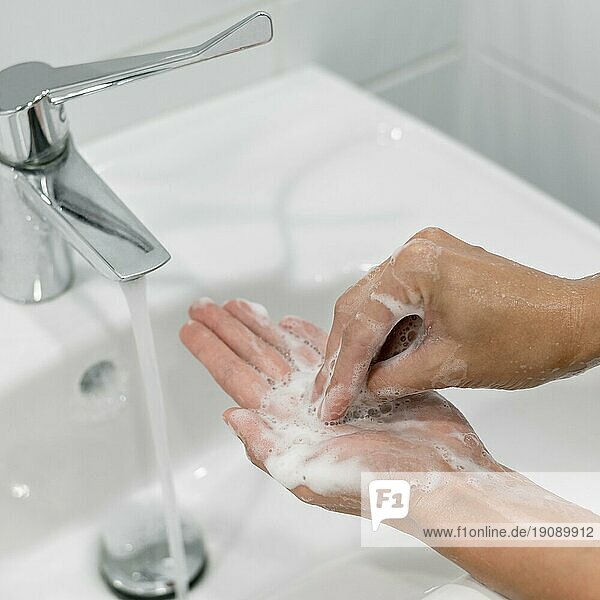 Person wäscht Hände mit Seife  Foto mit hoher Auflösung