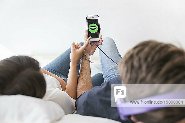 Junges Paar hört Musik mit Spotify App