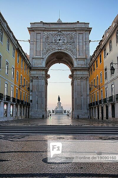 Rua Augusta Bogen in der Morgendämmerung in Lissabon  Portugal. Statue von König José I. auf dem Handelsplatz am anderen Ende