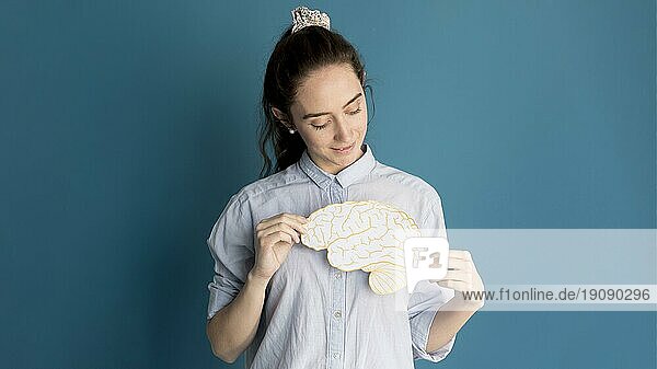 Vorderansicht Frau mit Papiergehirn