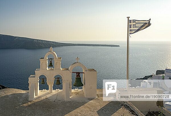 Glockenturm und griechische Nationalflagge  Ia  Oia  Santorin  Griechenland  Europa