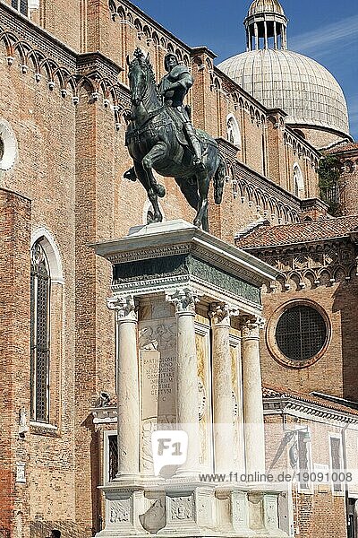 Das Reiterstandbild des Condottiere Bartolomeo Colleoni nach einem Wachsmodell von Andrea del Verrocchio in Bronze gegossen von Alessandro Leopardi auf dem Campo SS. Giovanni e Paolo in Venedig