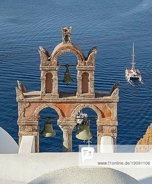 Alter Glockenturm mit Jacht und blauem Meer  Ia  Oia  Santorin  Griechenland  Europa