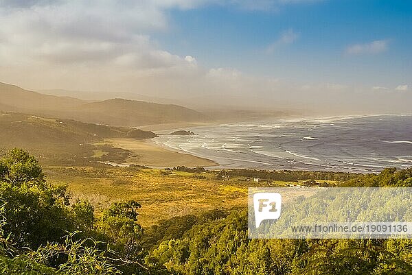 Landschaft mit Meer und Strand in der Ferne im Parque Nacional Chiloe in Chile