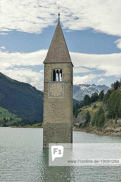 Der Kirchturm von St. Peter im Reschensee