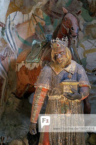 Ein Weisen aus dem Morgenland mit Pferd bringt Jesus reiche Gaben. Originalausstattung (Holzfiguren und Fresken) von 1495 von Gaudenzio Ferrari und seinem Sohn Gerolamo