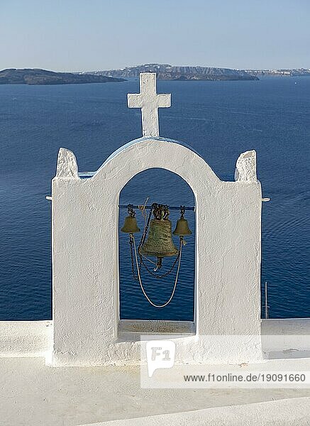 Weiß getünchter Glockenturm mit Blick auf Caldera und Meer  Ia  Oia  Santorin  Griechenland  Europa