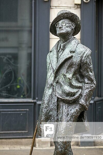 Hochkantaufnahme von Marjorie Fitzgibbons Statue von James Joyce  dem irischen Schriftsteller und Dichter  in der North Earl Street. Dublin  Irland  Europa